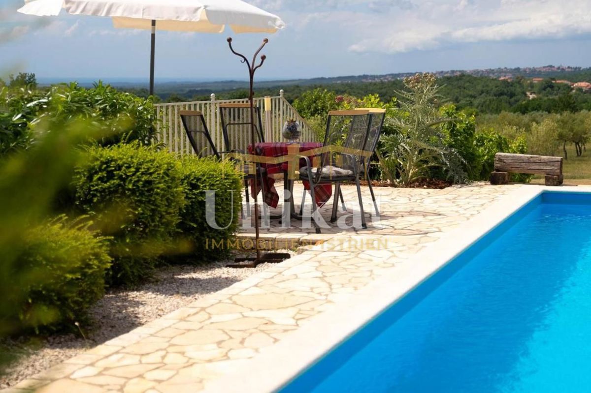 Casa con piscina e vista mare